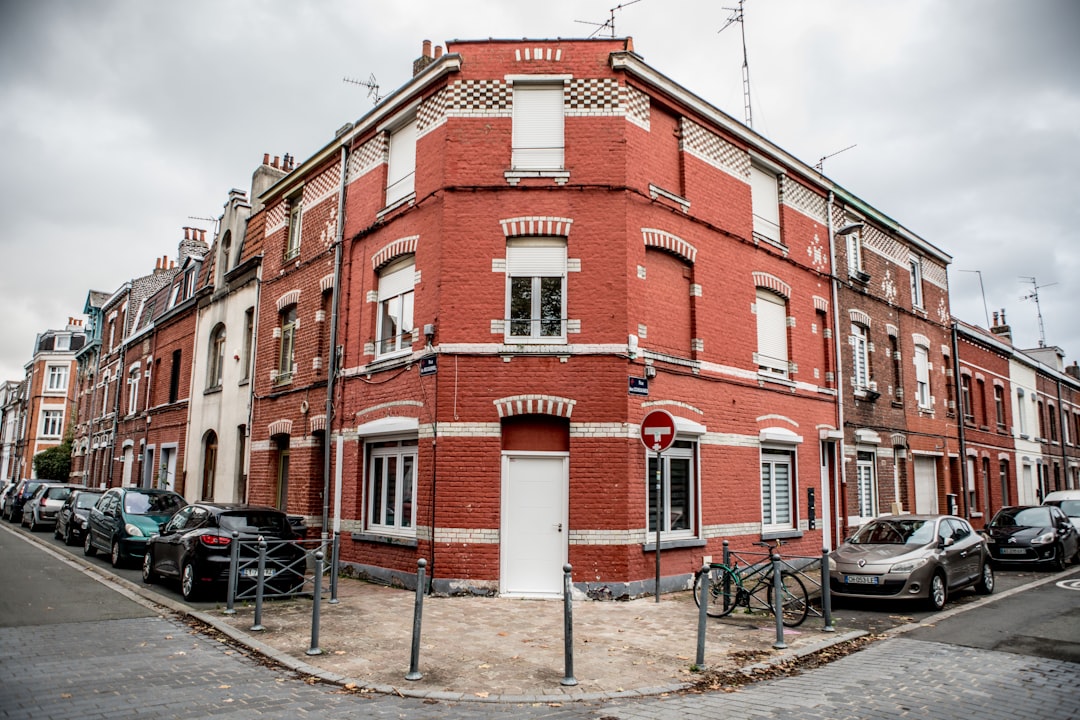 "Bâtiment en briques rouges avec vélo, dépannage serrurier Lille peut être à proximité, besoin d'un serrurier ?" revised t