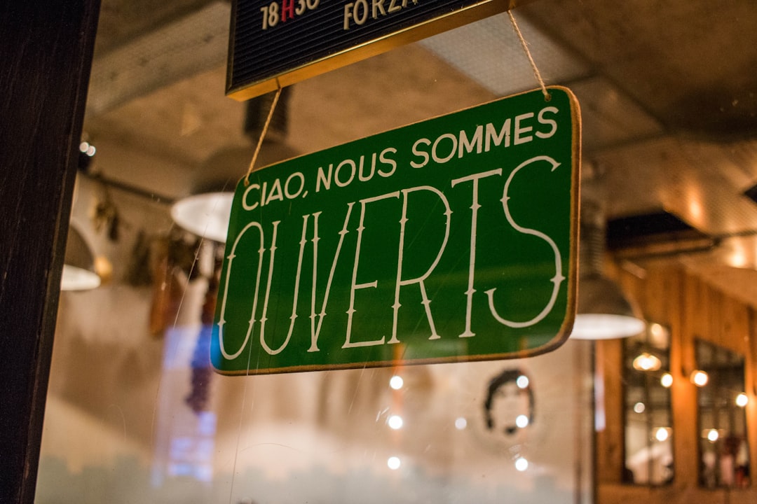 "Panneau 'Ciao, Nous Sommes Ouverts' pour entreprise de remplacement de vitrine de restaurant à Lille."