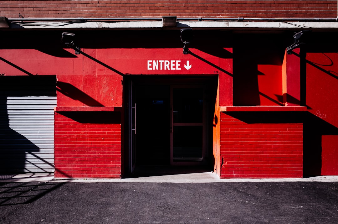 "Porte d'entrée ouverte près d'un parking, exemple d'ouverture porte claquée Lille pas cher"
